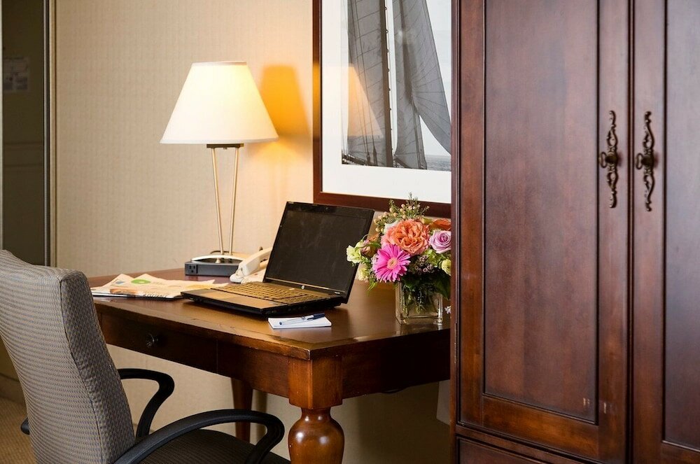Фото Salem Waterfront Hotel & Suites