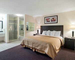 Гостиница Econo Lodge Inn & Suites West - Energy Corridor