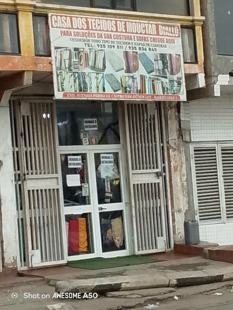 Mobile phone store Mercado, Loanda, photo