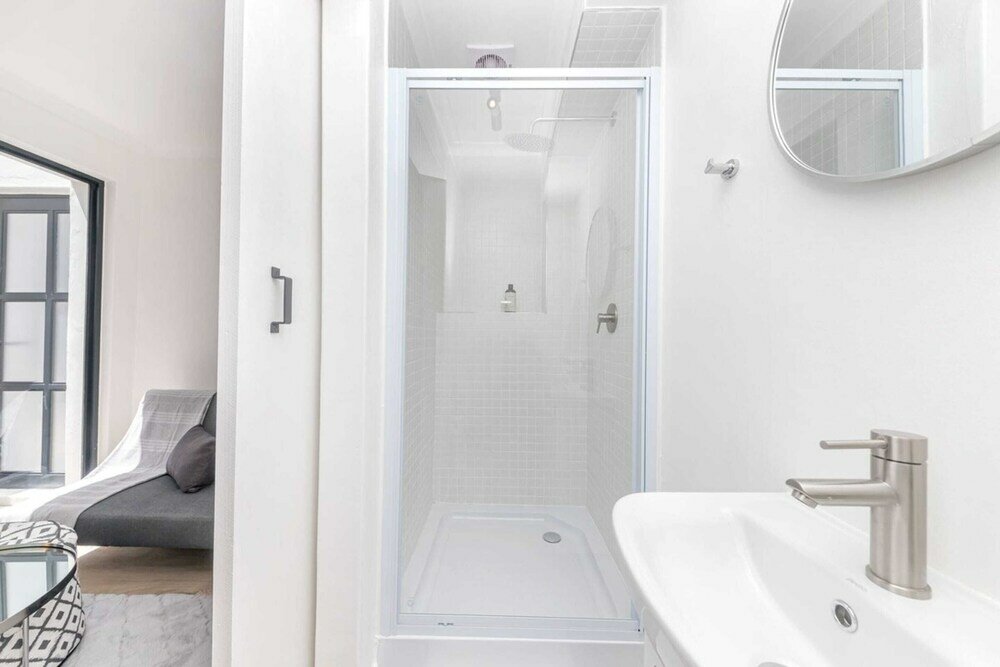 Фото Meticulous & Stylish Studio Apartment, Gardens!