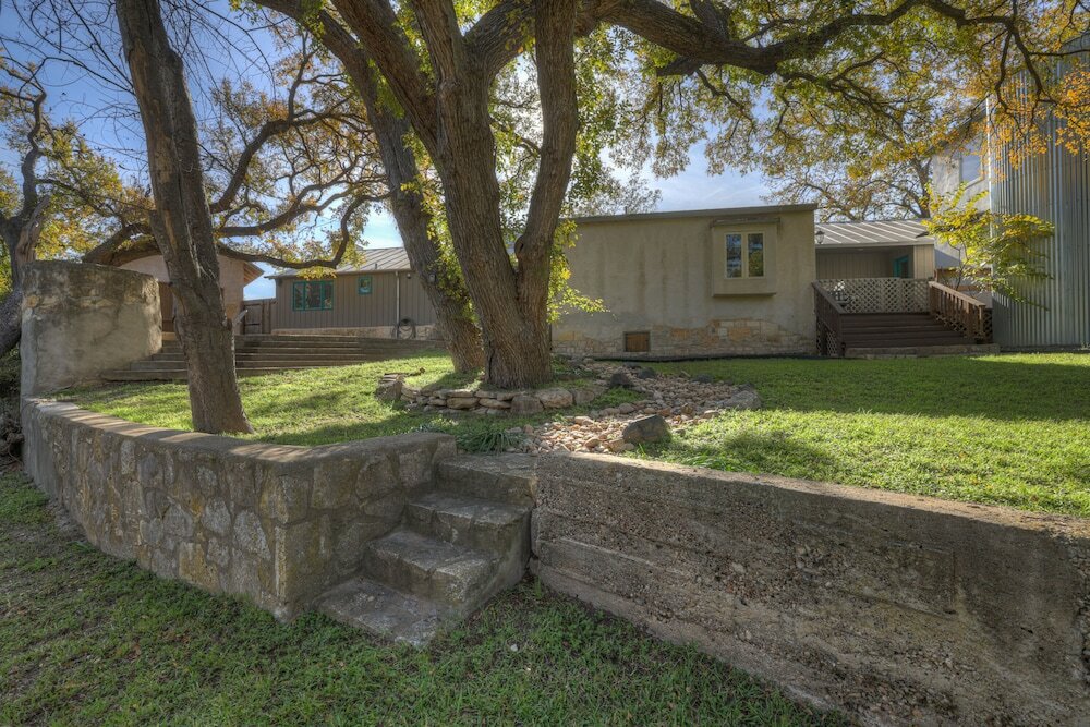 Фото Guest Quarters - 2 Blocks to Main Street!