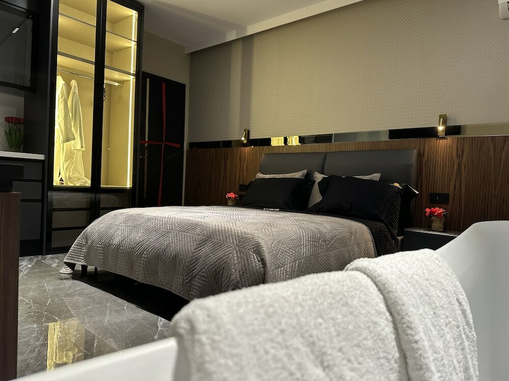 Фото La Mirage Suites & Apartments