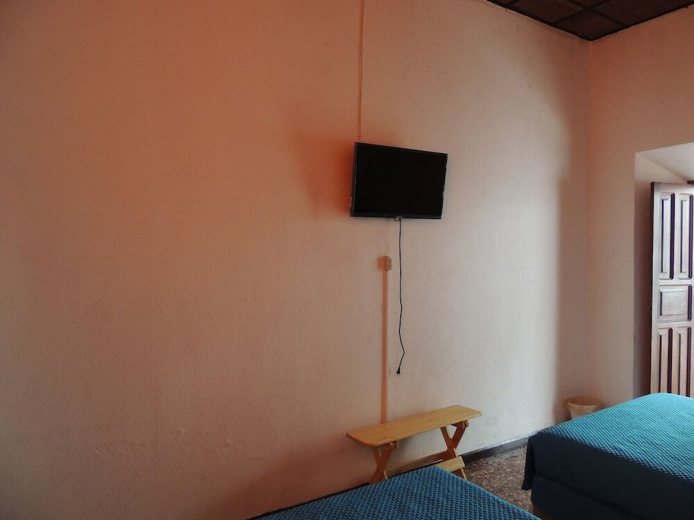 Фото Feathers Hotel and Lounge - Hostel