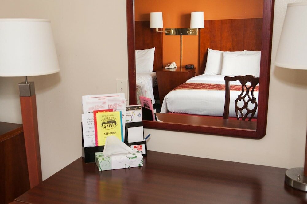 Фото Red Carpet Inn & Suites