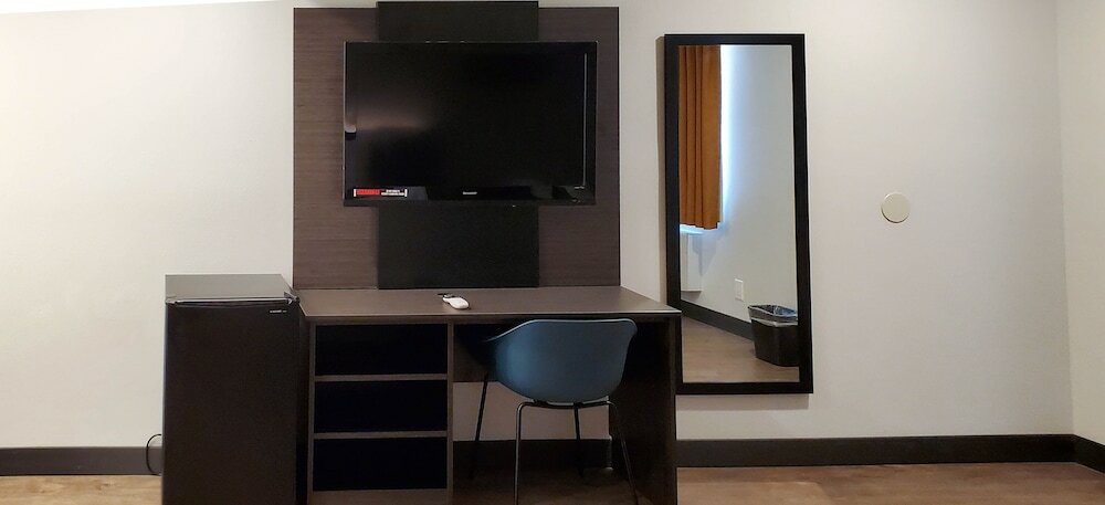 Фото Americas Best Value Inn Los Angeles at S Alvarado St