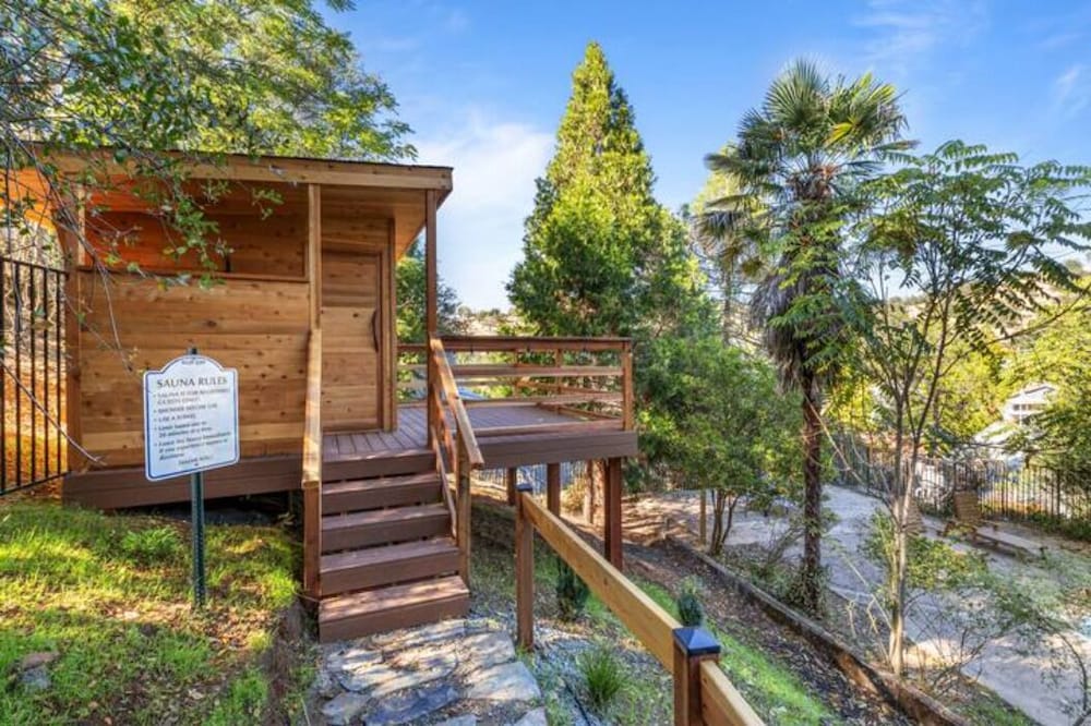 Фото Immersive Suite with Pool & Hot Tub