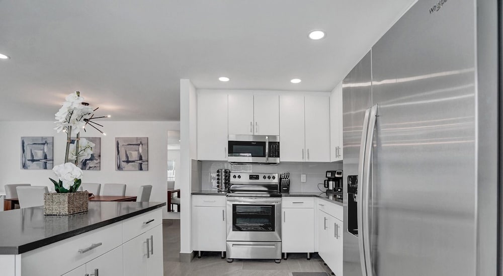 Фото 3-storey Home with Beautiful Lake View