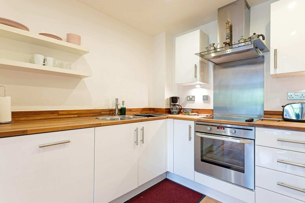 Фото Bright 1 Bedroom Apartment Near London Bridge With Balcony