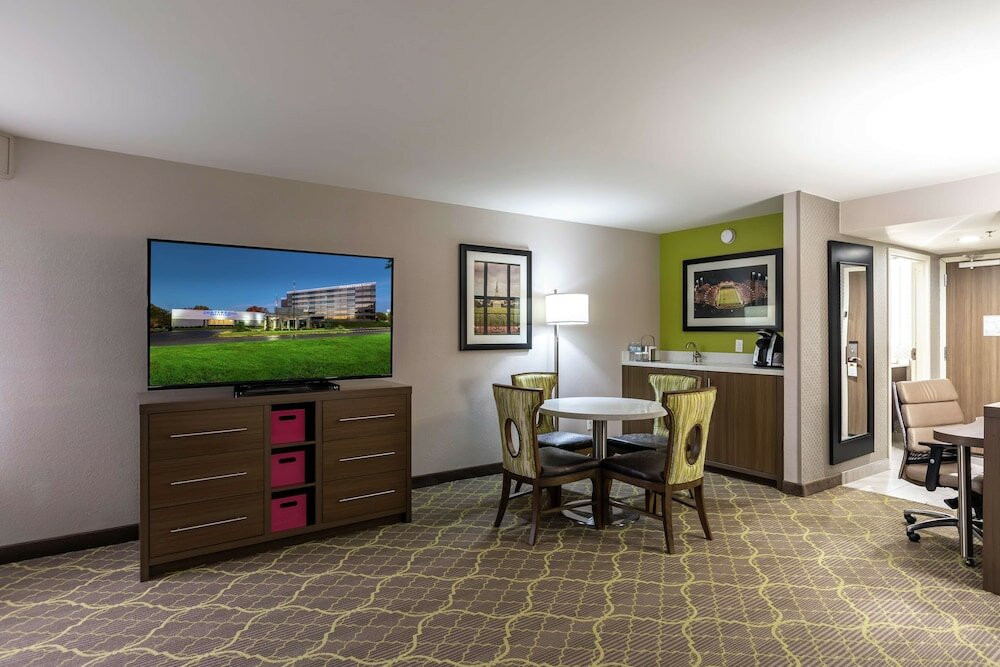 Фото DoubleTree by Hilton Winston Salem - University