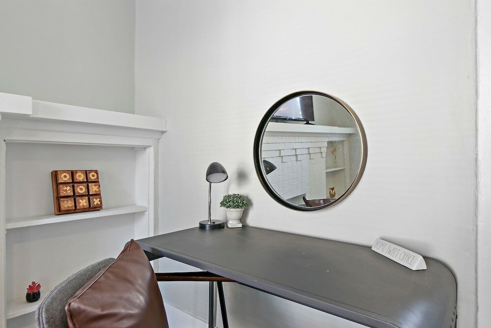 Фото 2br Comfy & Chic Sunnyside Apt near Shop