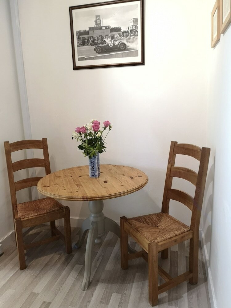 Фото Charming 1-bedroom Apartment Near South Downs