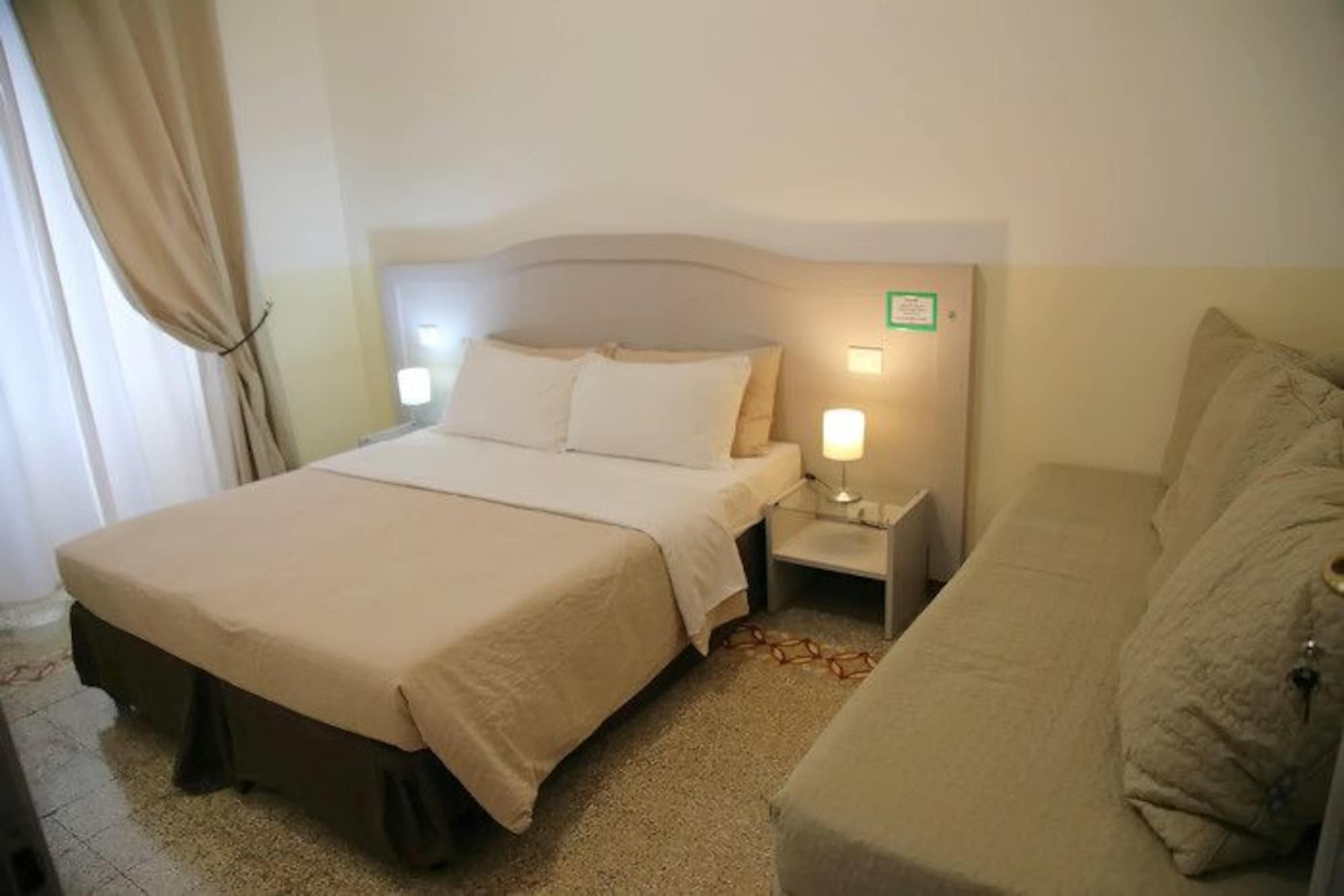 Фото Biancoreroma B&b