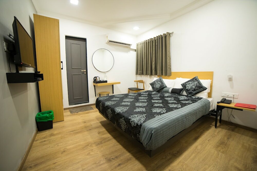 Фото Hotel Highway Residency