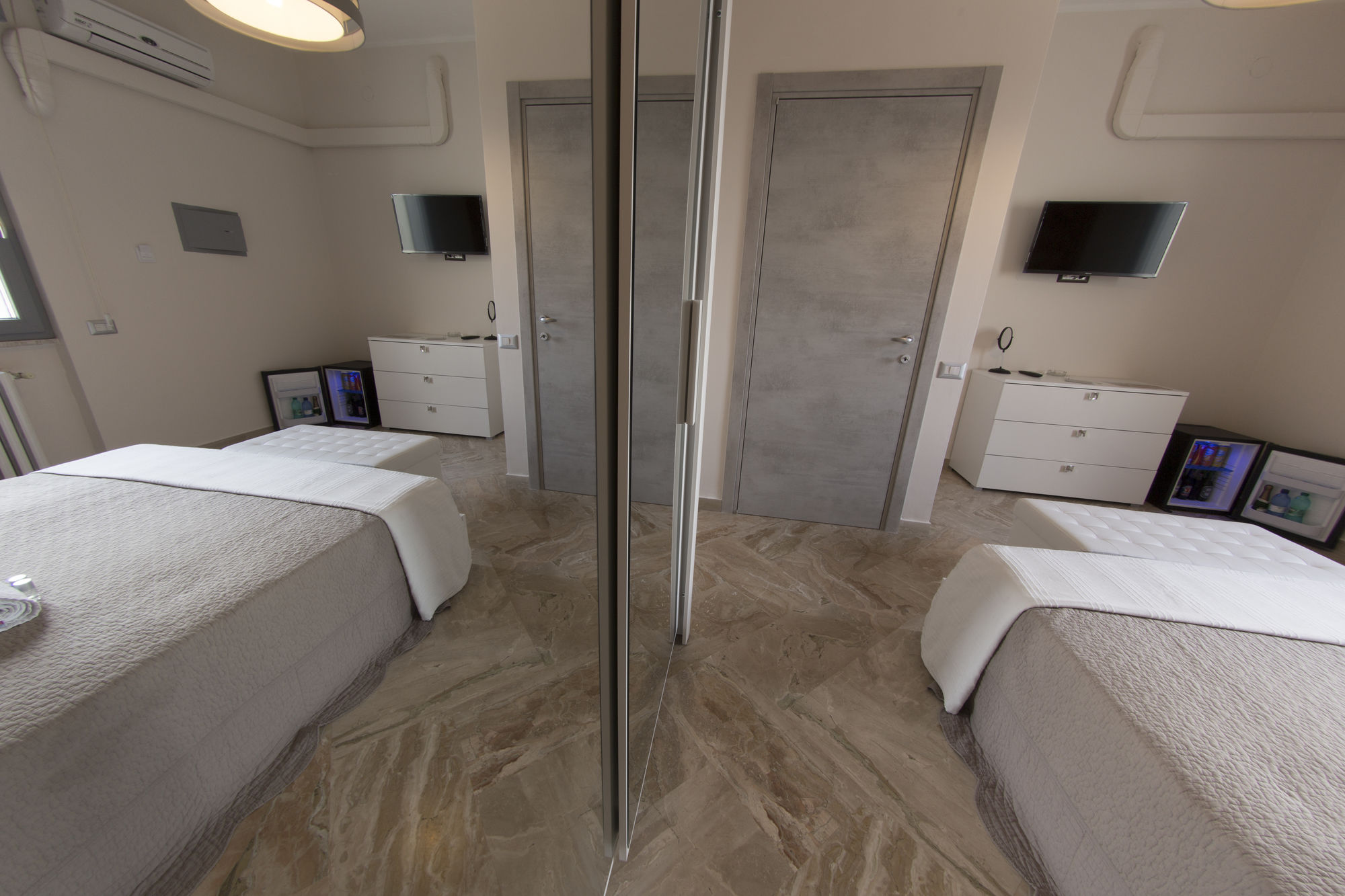 Фото Penthouse Station Luxury Suites & Apts