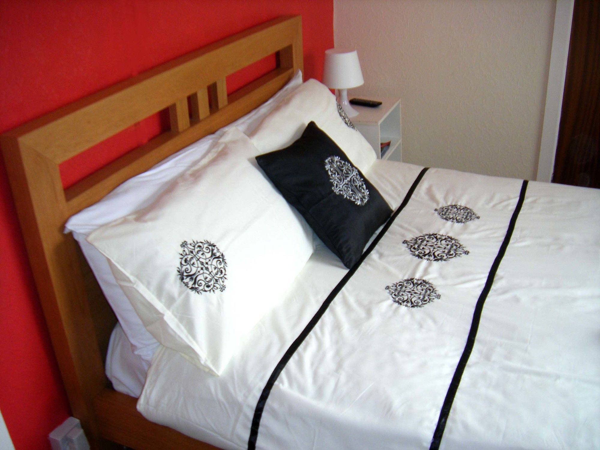 Фото The Feathers Hotel