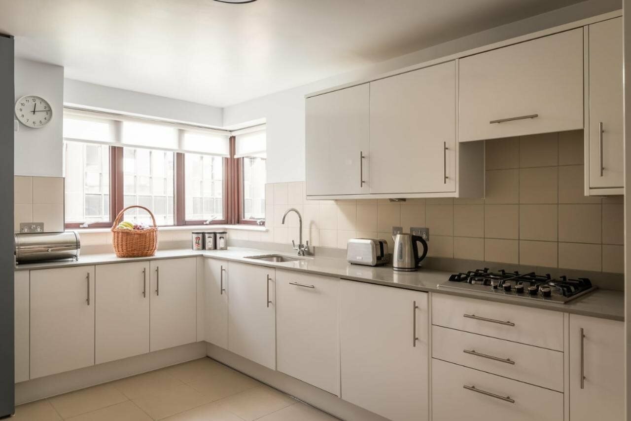 Фото Monarch House Serviced Apartments
