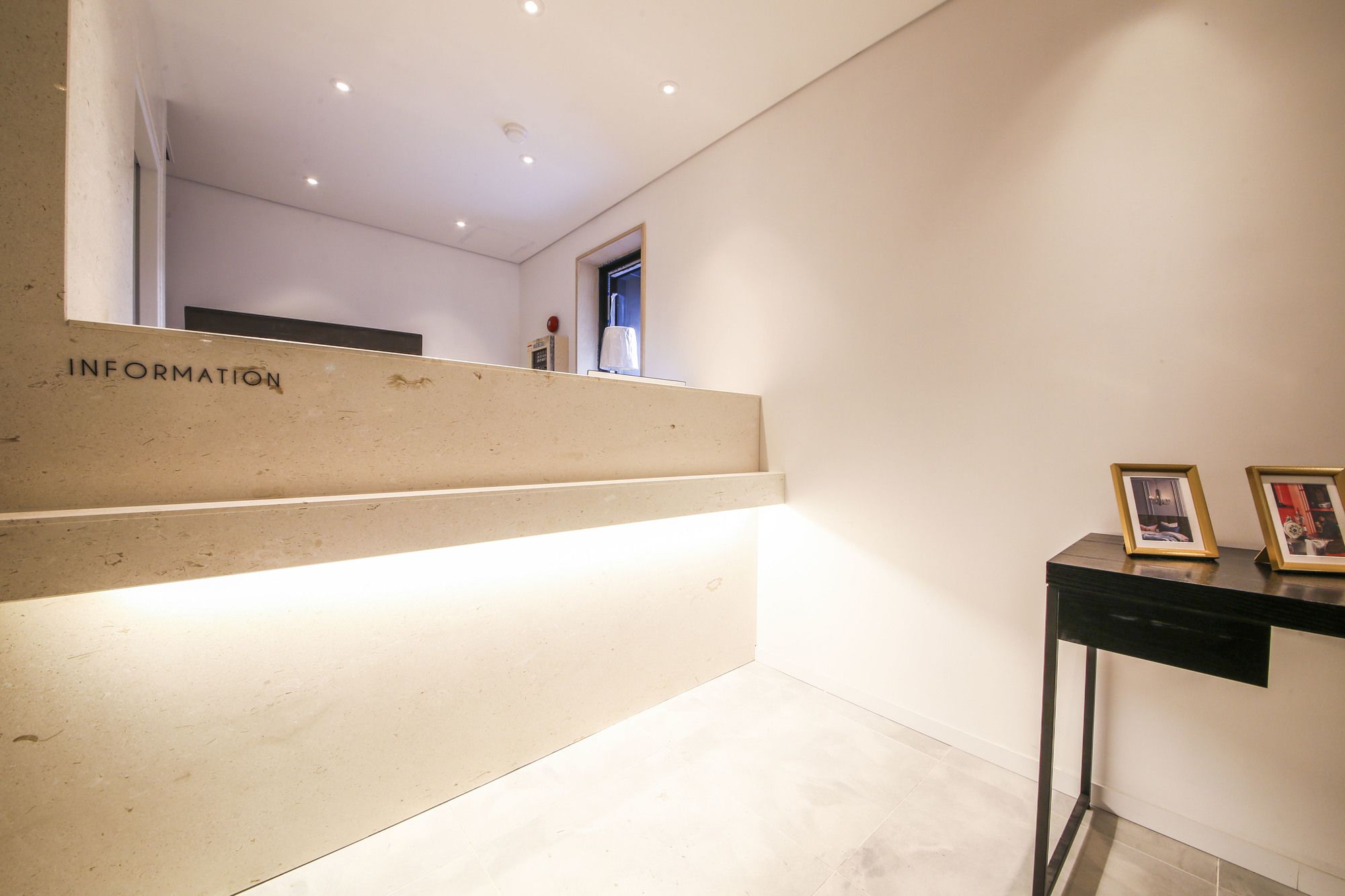 Фото Hotel Londoner Yongwon