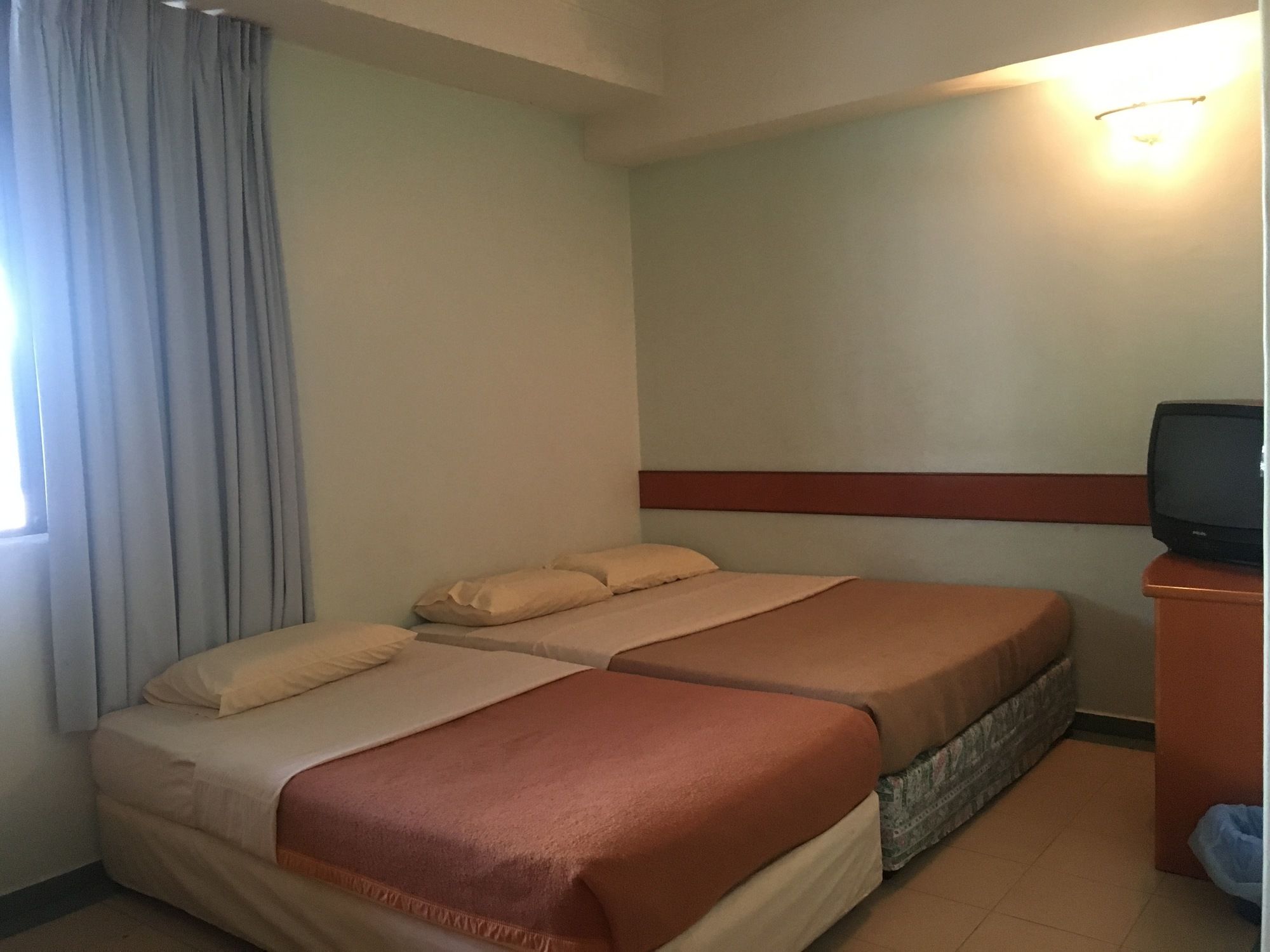 Фото Oyo 764 Hotel Famous Inn