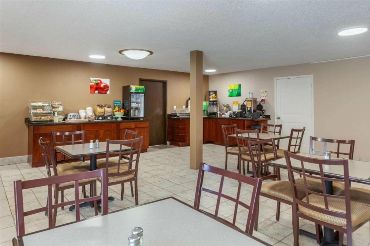 Фото Rodeway Inn & Suites