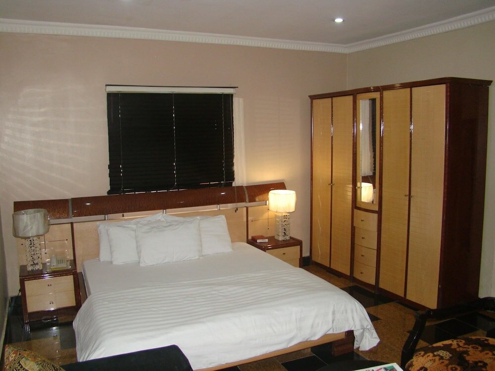 Фото Charlies Place And Suite