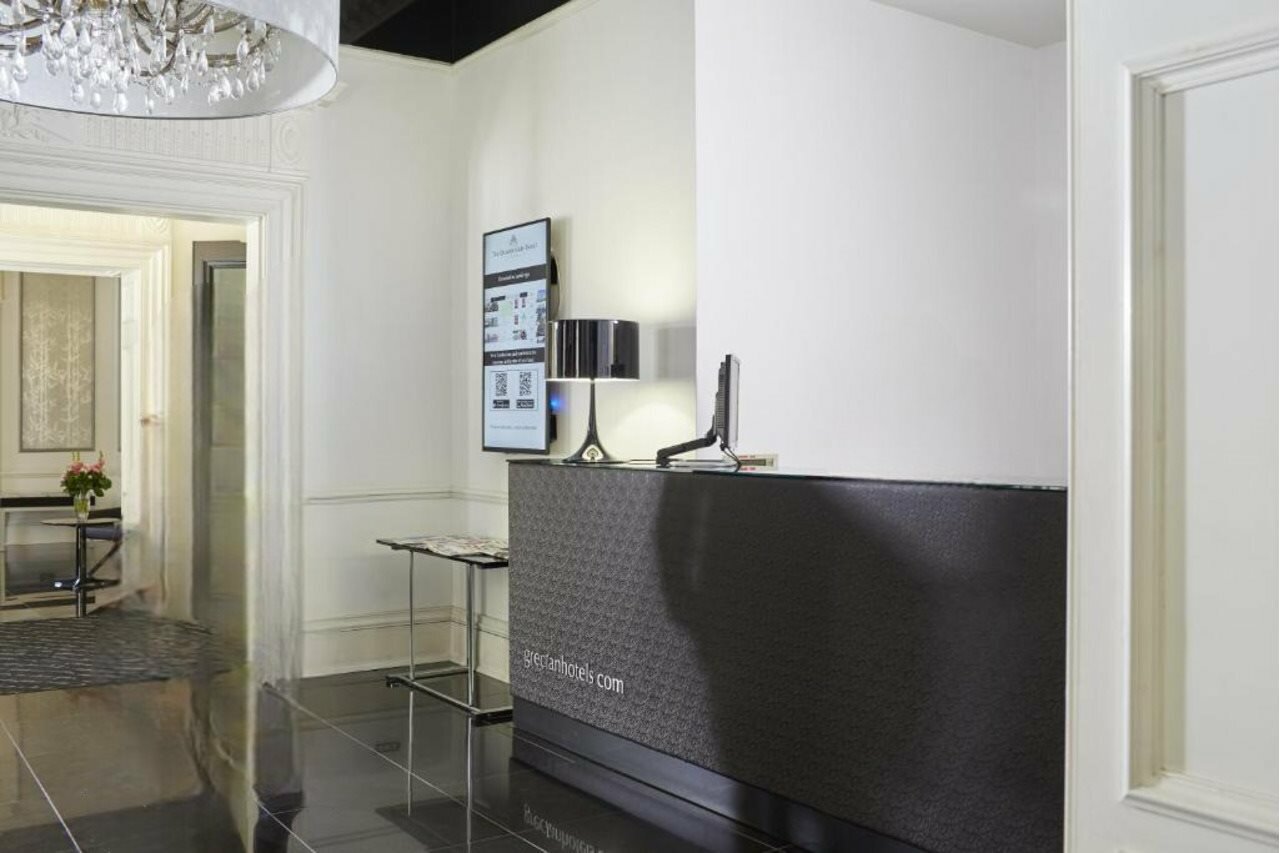 Фото The Queen’s Gate Hotel