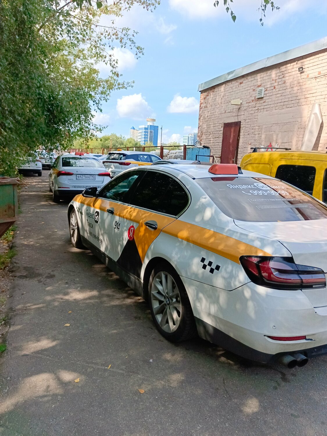 Роскошное такси в Киеве: Porsche Macan в роли такси или креативный пиар?