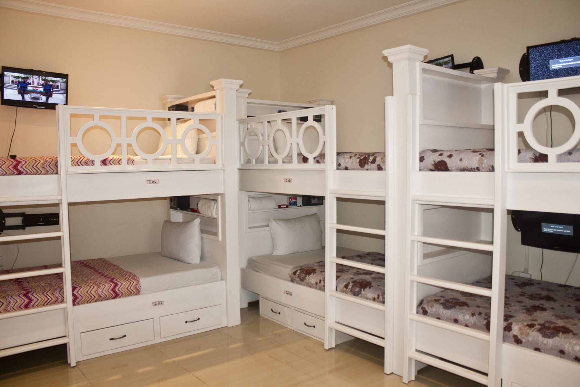 Фото At Home Boutique Hostel and Suite