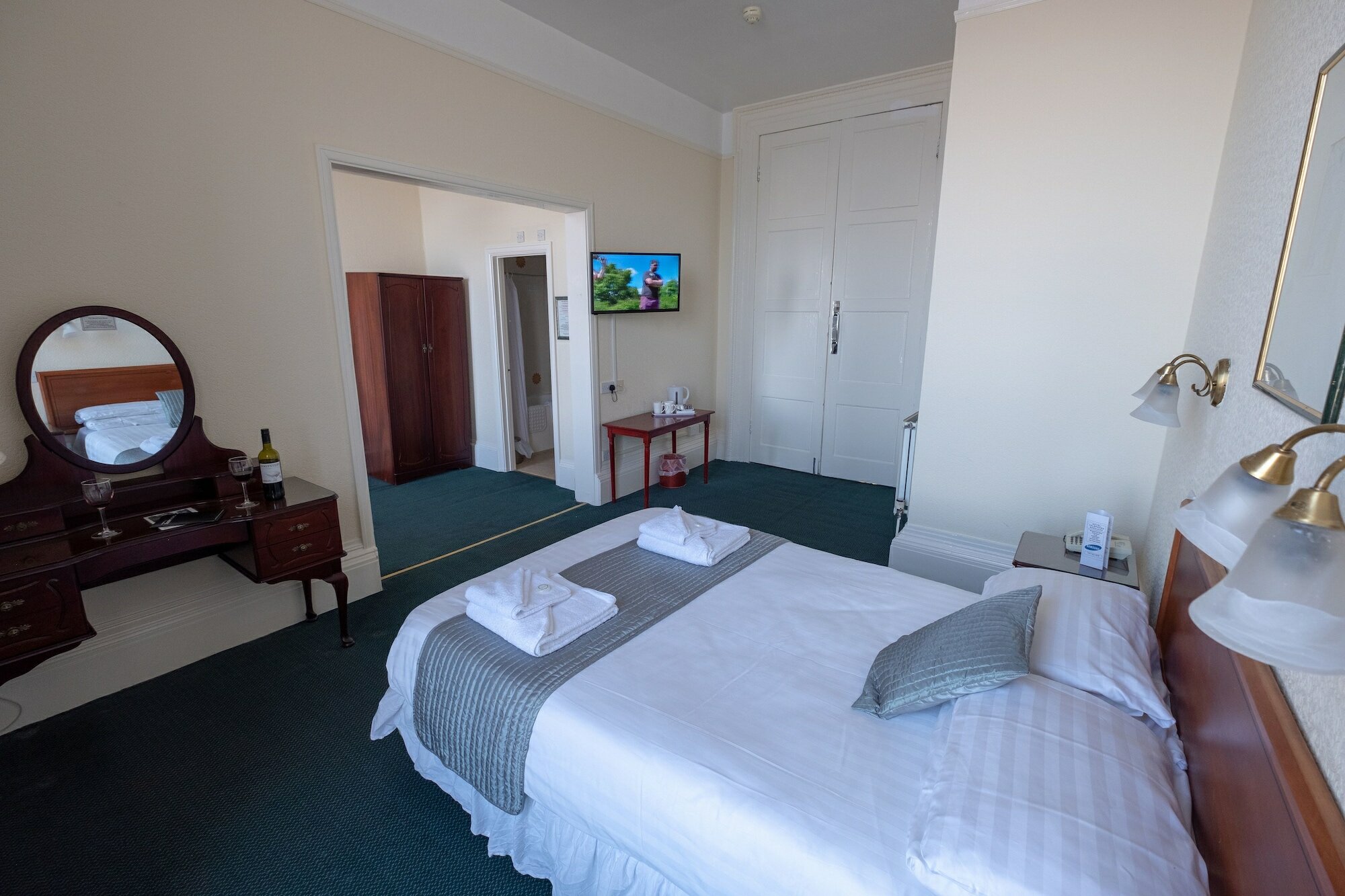 Фото Royal Lion Hotel