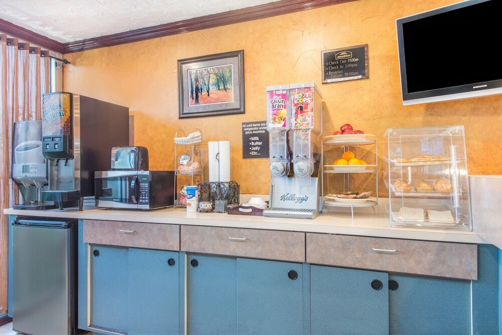 Фото Howard Johnson by Wyndham Historic Lake Charles