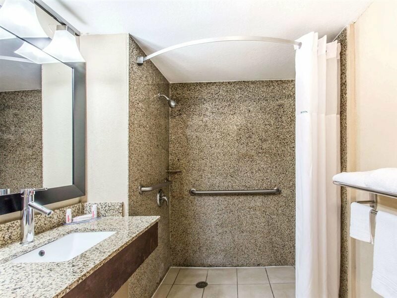 Фото Days Inn by Wyndham Fort Lauderdale Airport Cruise Port