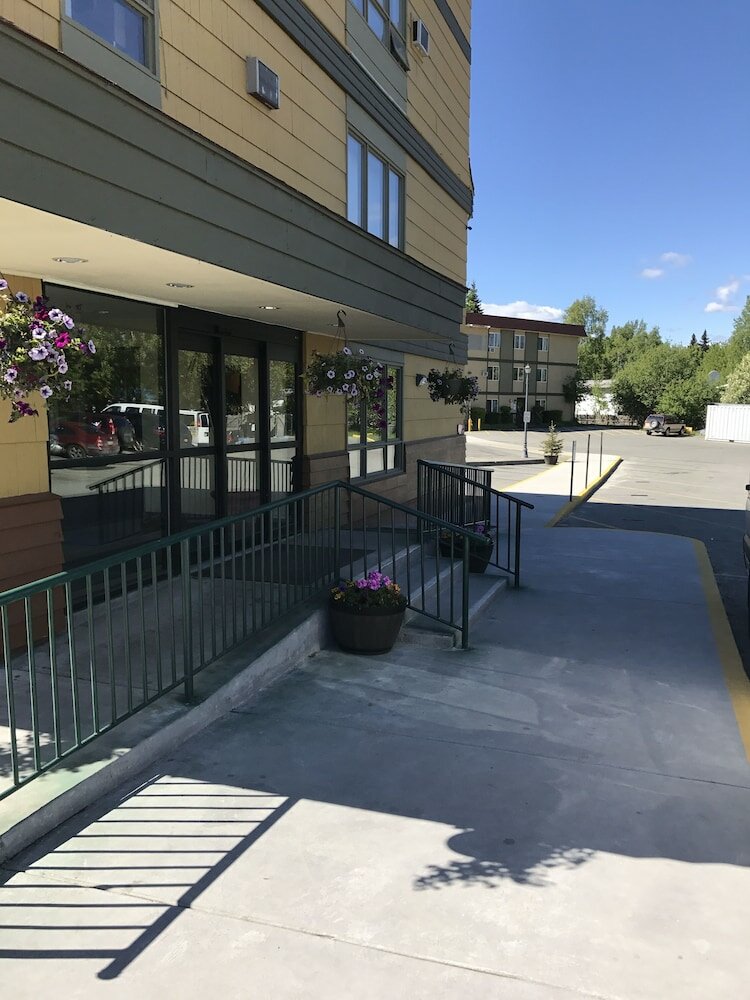 Фото Americas Best Value Inn & Suites Anchorage Airport