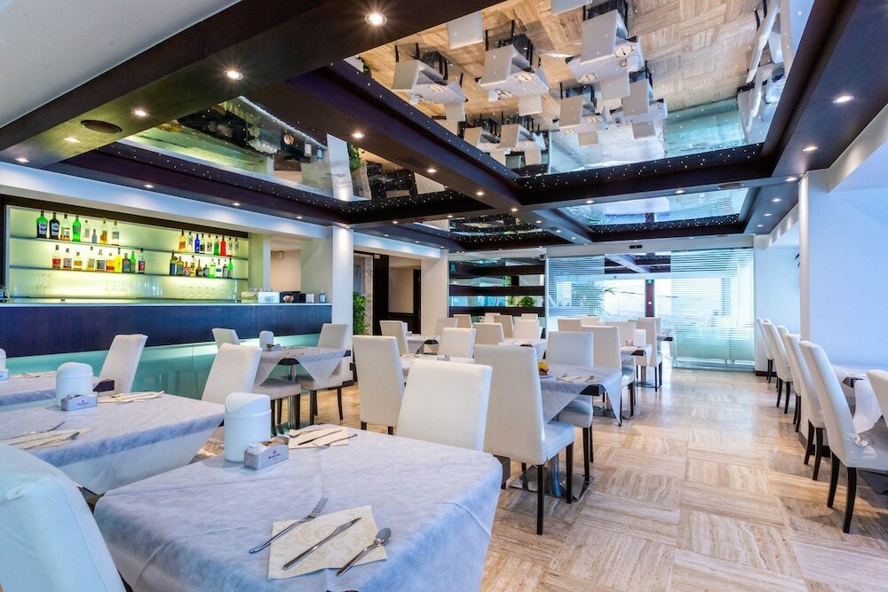 Фото Hotel Petit Palais