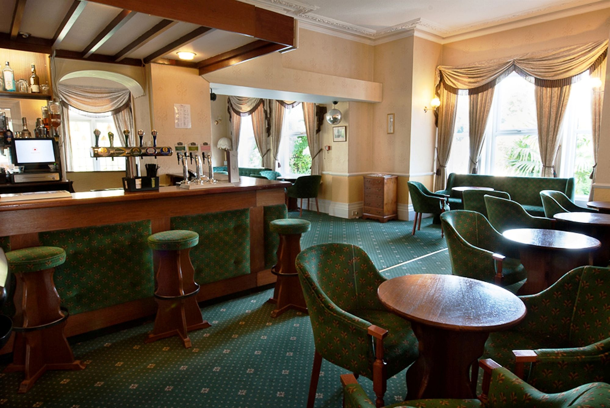 Фото New Westcliff Hotel