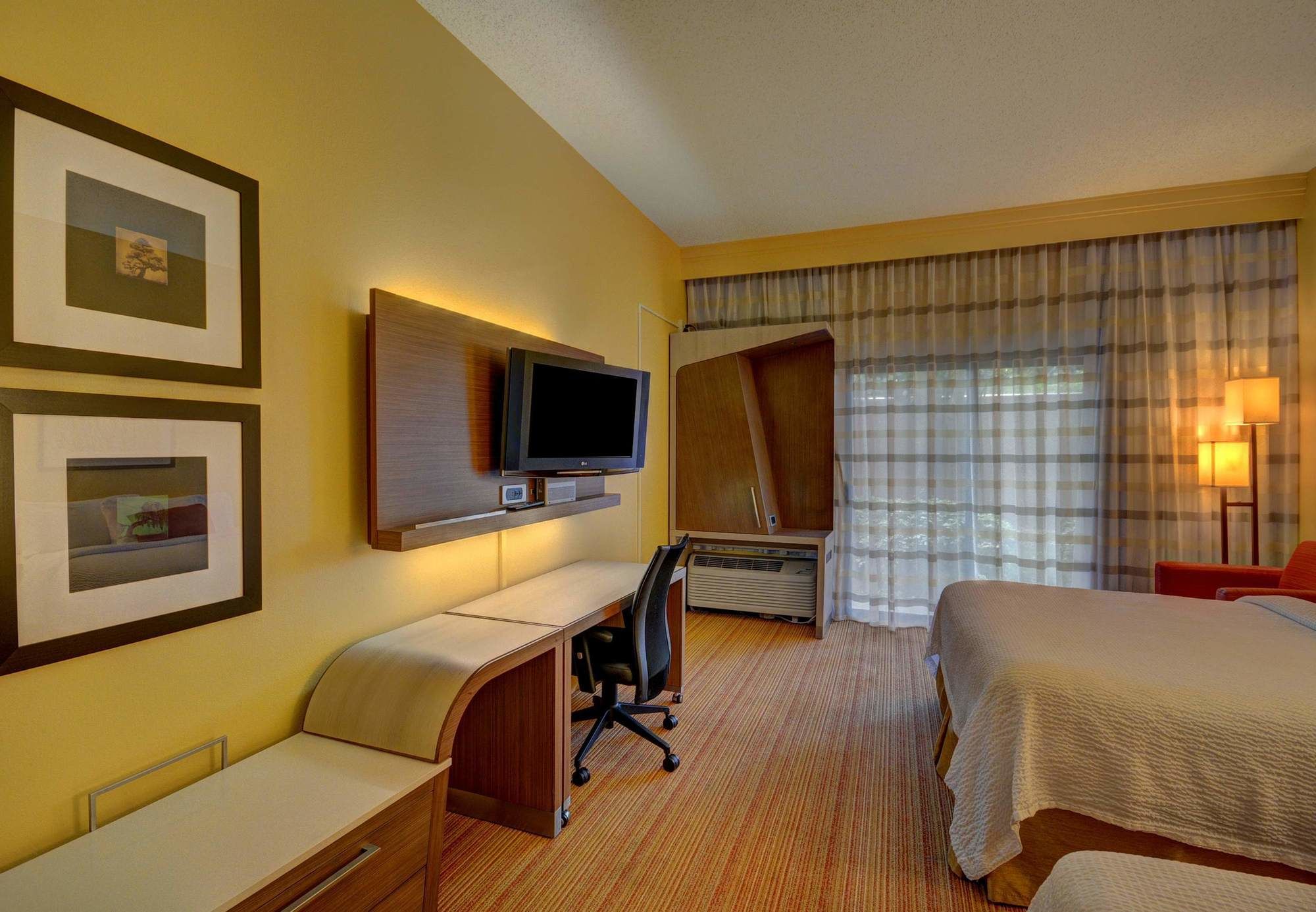 Фото Courtyard by Marriott Lafayette Airport