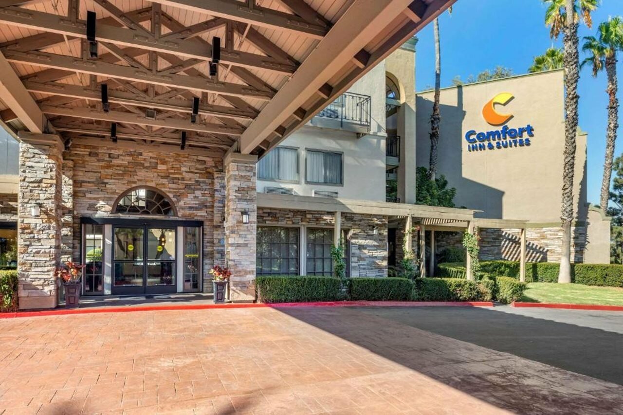 Фото Comfort Inn & Suites Orange County John Wayne Airport