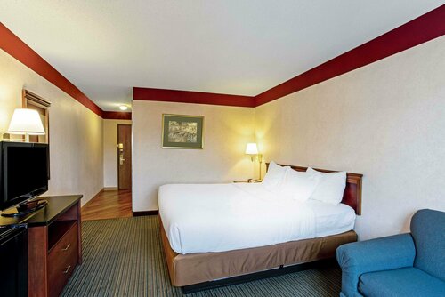 Гостиница La Quinta Inn & Suites by Wyndham South Burlington в Берлингтоне