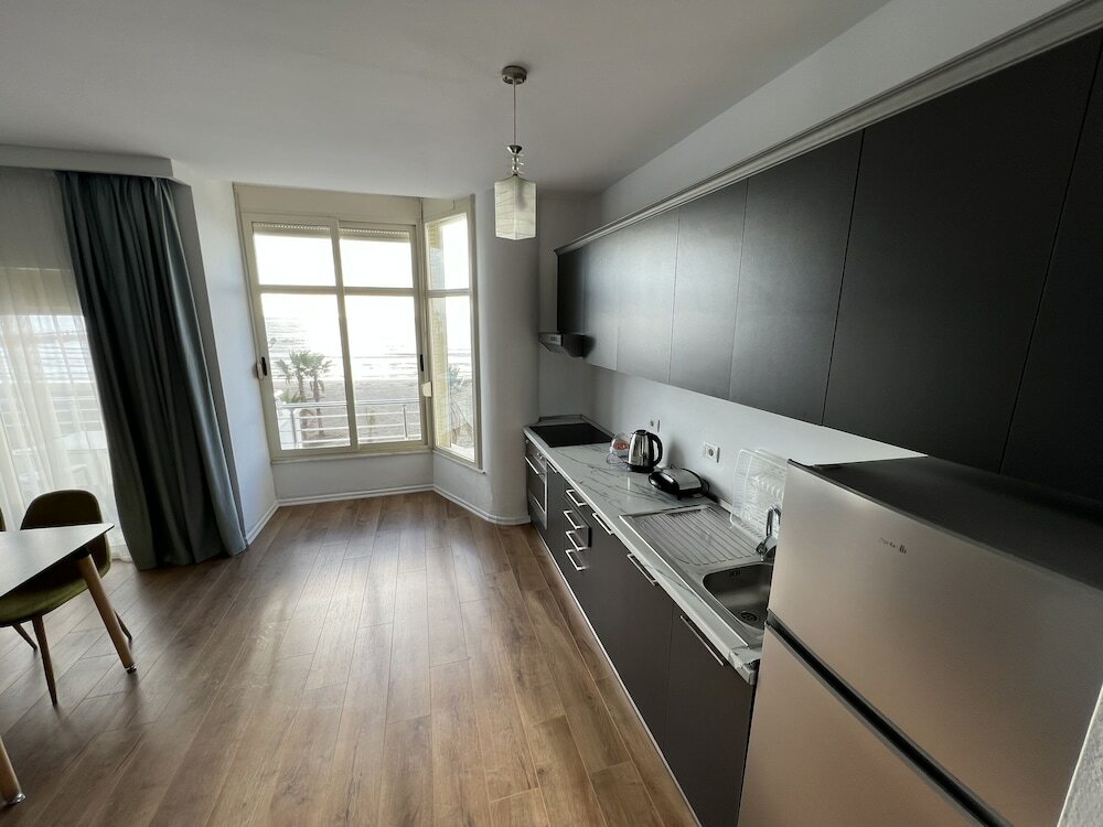 Фото Wave Beachfront Apartments