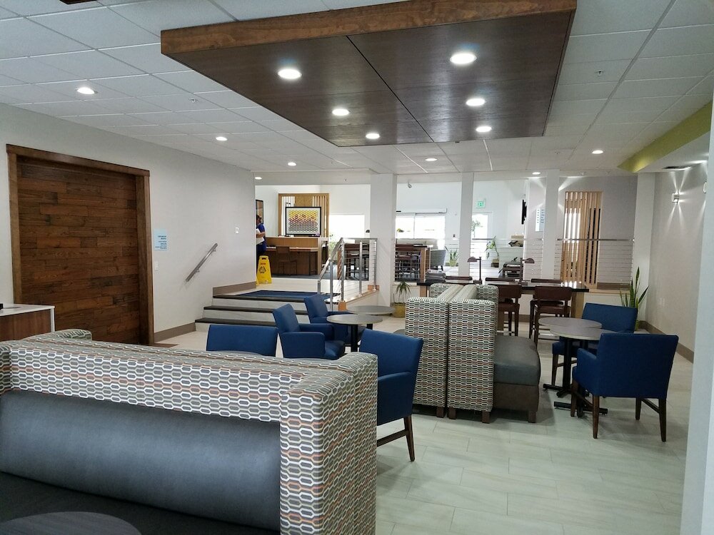 Фото Holiday Inn Express & Suites Everett, an Ihg Hotel