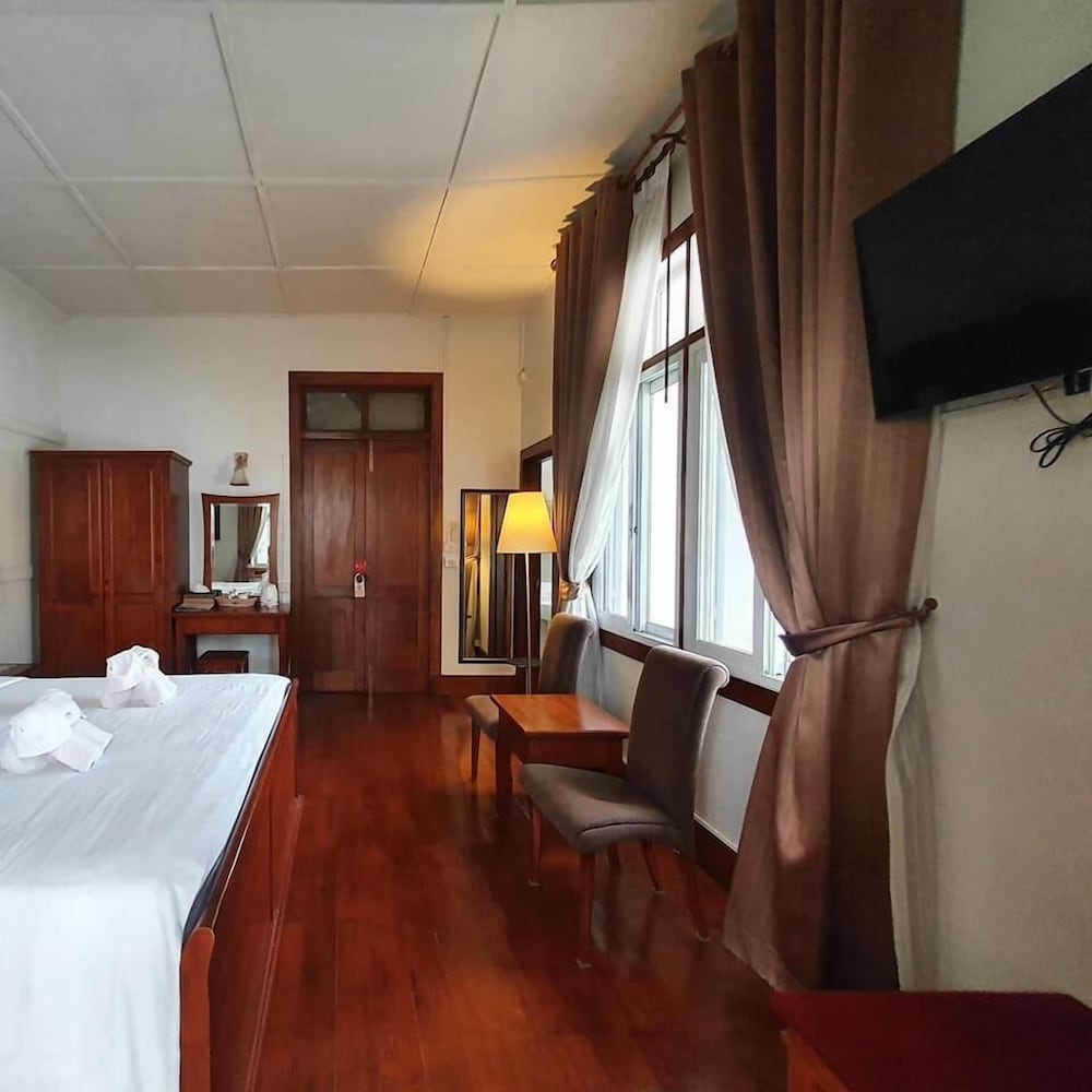 Фото DinsoMon Hotel