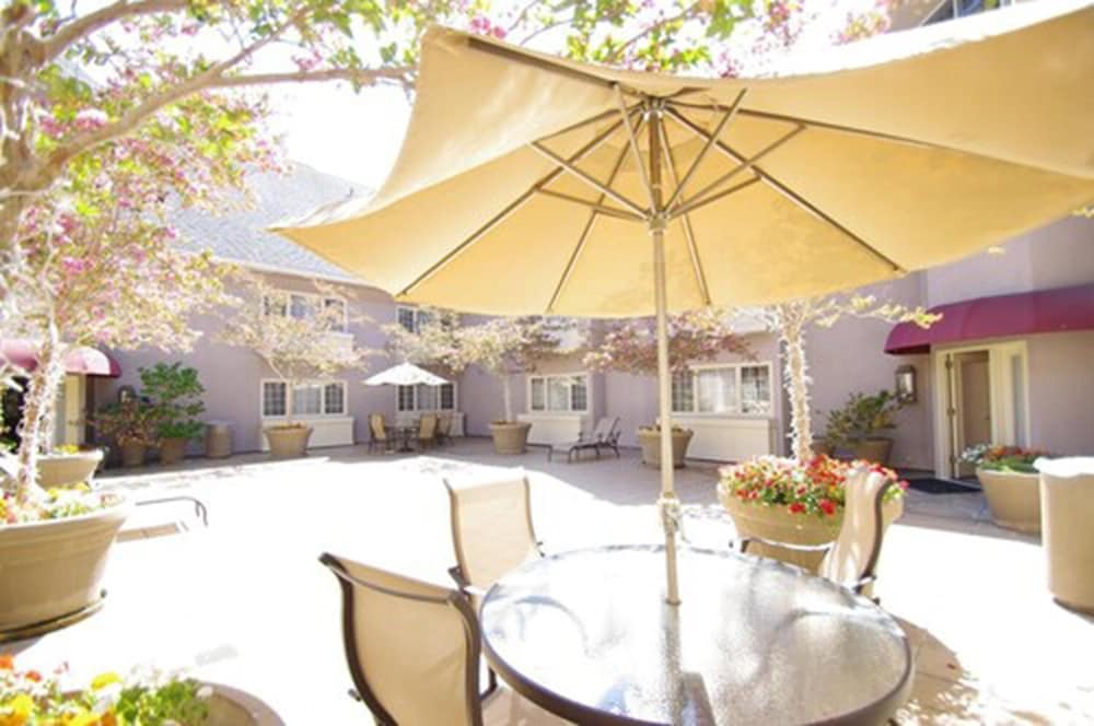 Фото Woodcrest Hotel