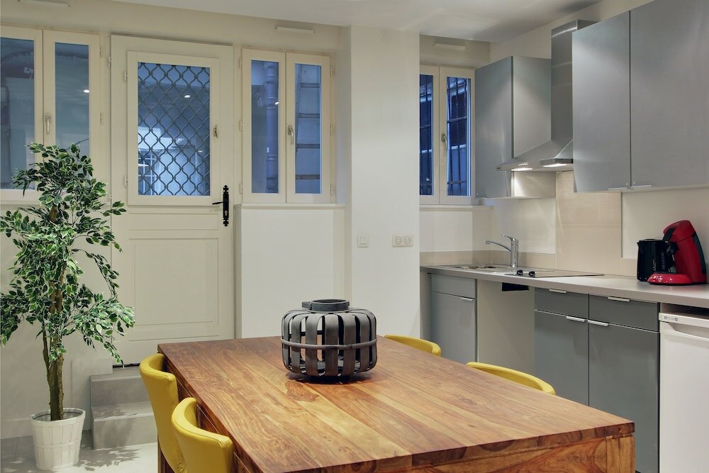 Фото Short Stay Group Museum View Serviced Apartments