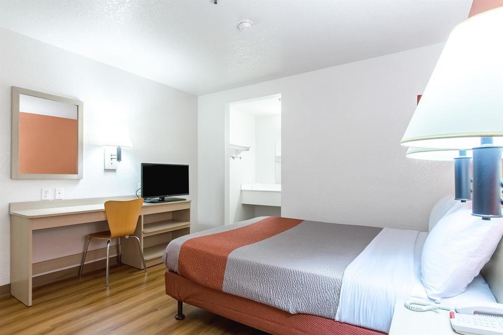 Фото Motel 6 Buena Park, Ca - Knotts Berry Farm - Disneyland