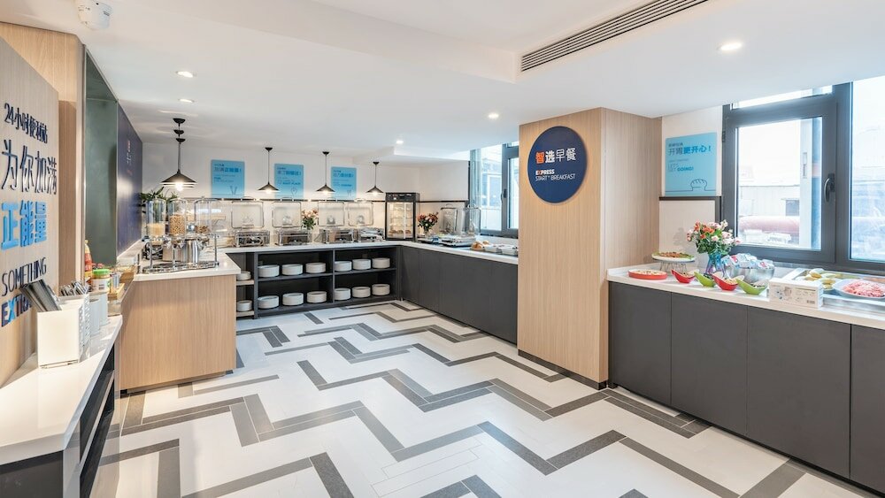 Фото Holiday Inn Express Qingdao City Center