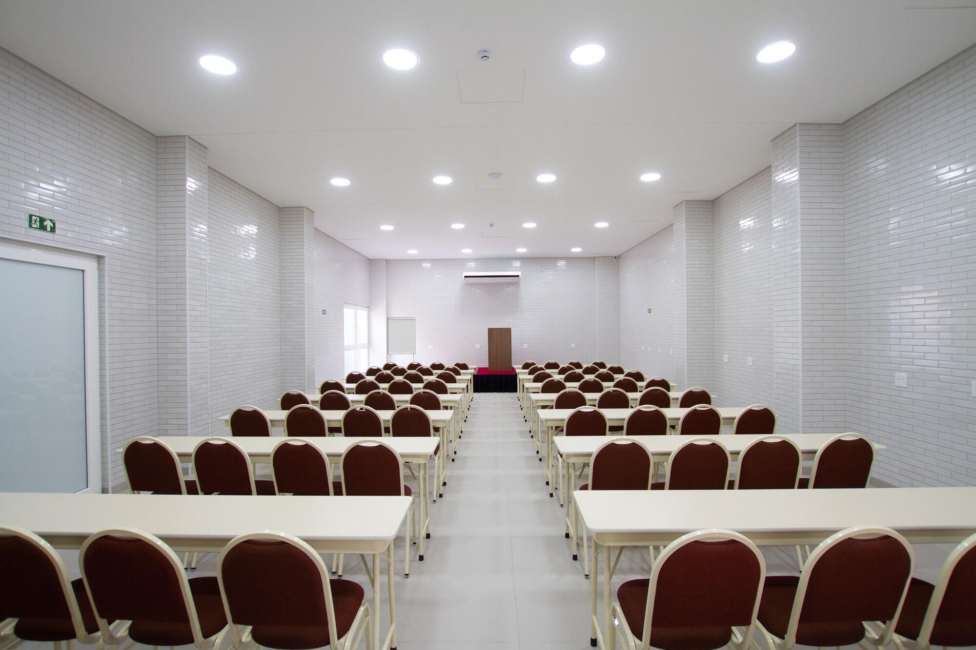 Фото Hotel Confiance Barigui