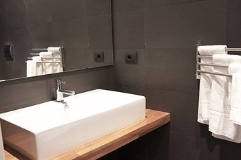 Фото Habitat Luxury Suites Accommodation