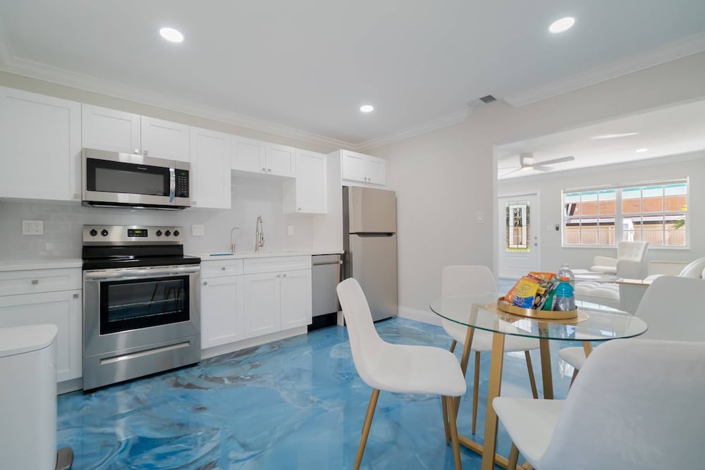 Фото Beachy Blues Apt A, Downtown, Shops, Cafes & Beach, Dog Friendly