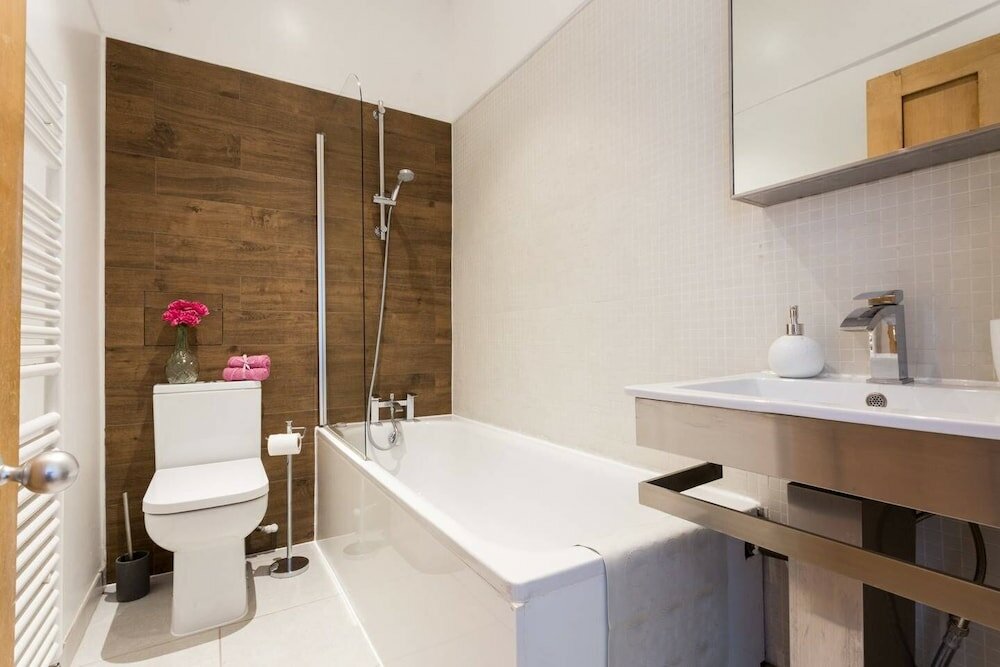 Фото Bright and Beautiful 2 Bed Flat Near Hyde Park