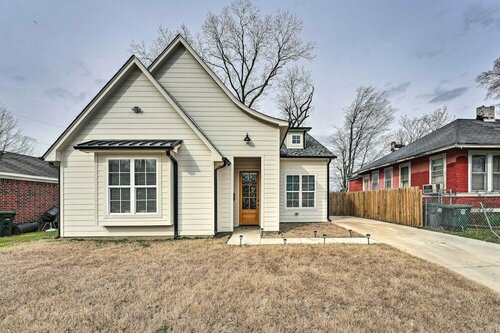 Гостиница Chic Memphis Home w Deck ~ 2 Mi to Dtwn! в Мемфисе