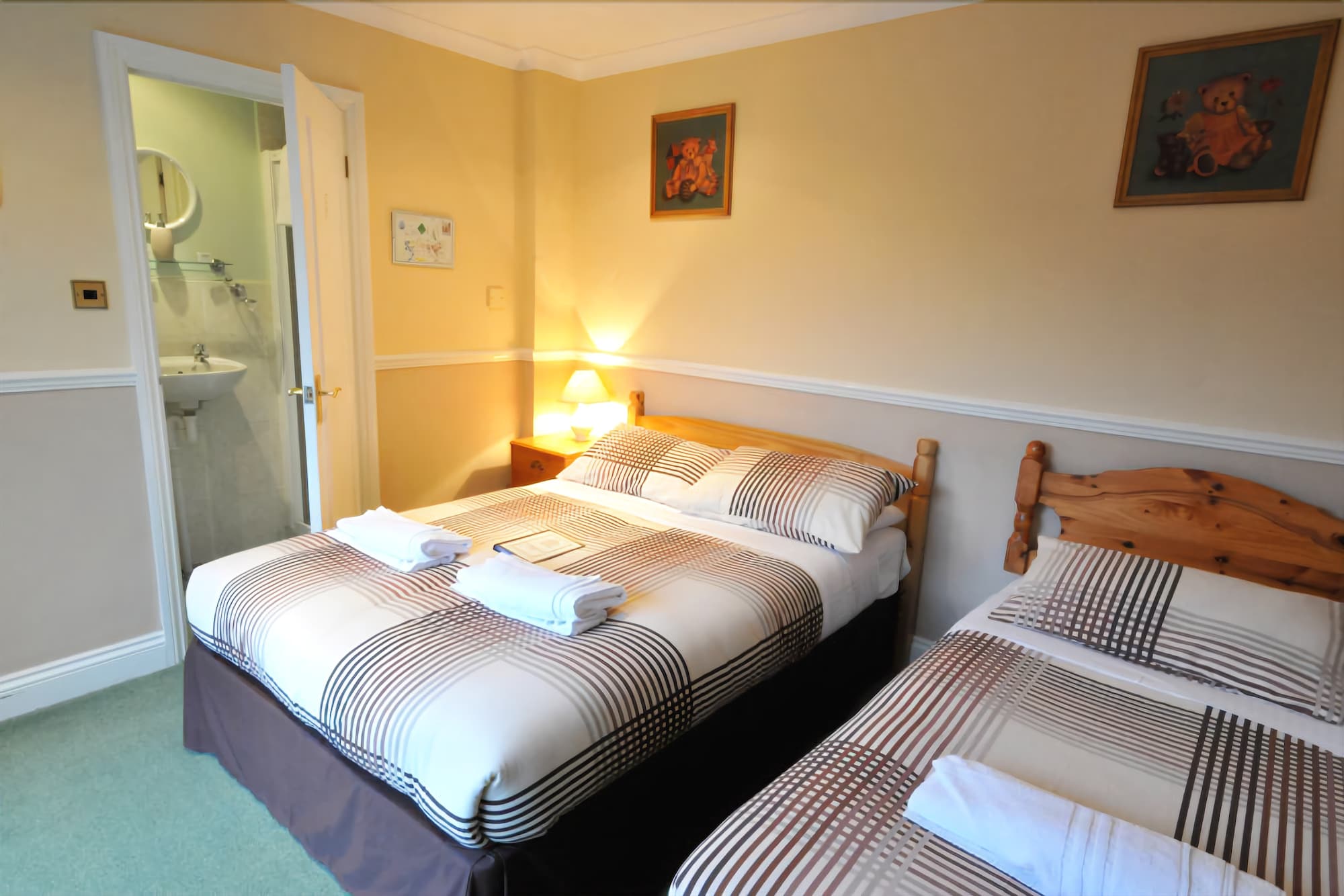 Фото Flexistay Ambers Gatwick Aparthotel