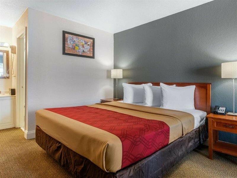 Фото Econo Lodge Airport at Rj Stadium